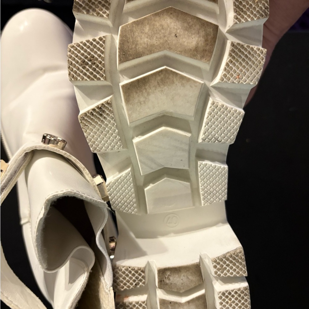 Elegant White Ankle Boots - Picture 2 of 4